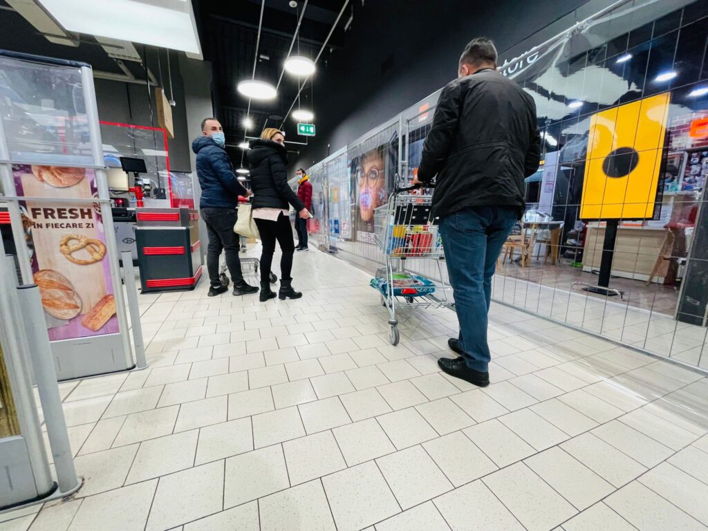 Video: Clienți stupefiați într-un supermarket din Pitești