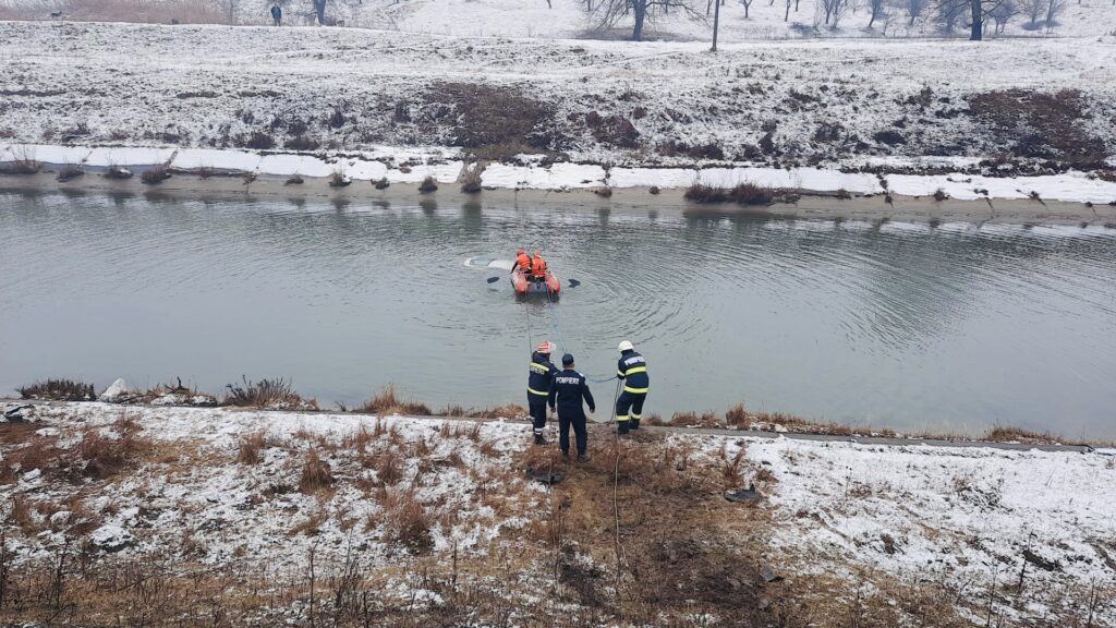 Argeș: A ajuns cu mașina în canal, bărbat evacuat cu barca