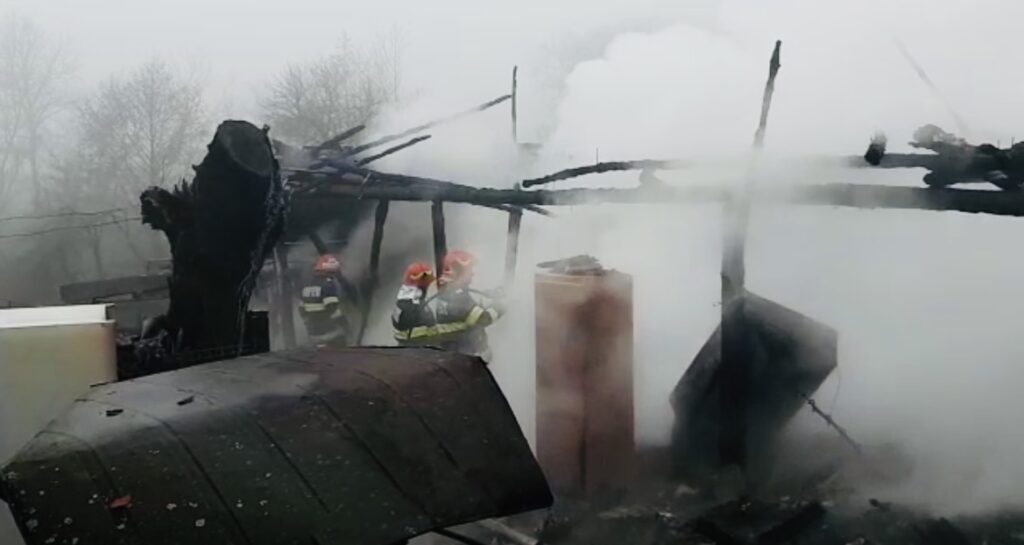 Incendiu puternic izbucnit din cauza unei afumătoare în Argeș