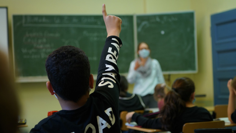 Sute de elevi și profesori infectați în Argeș, cursuri suspendate