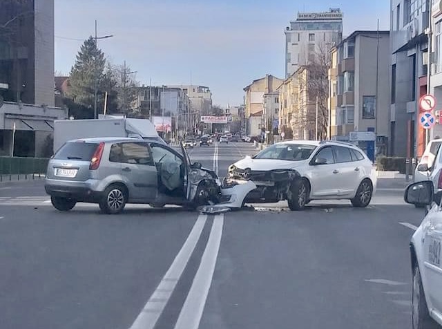 Accident cu două autoturisme pe bulevardul “Brătianu” din Pitești