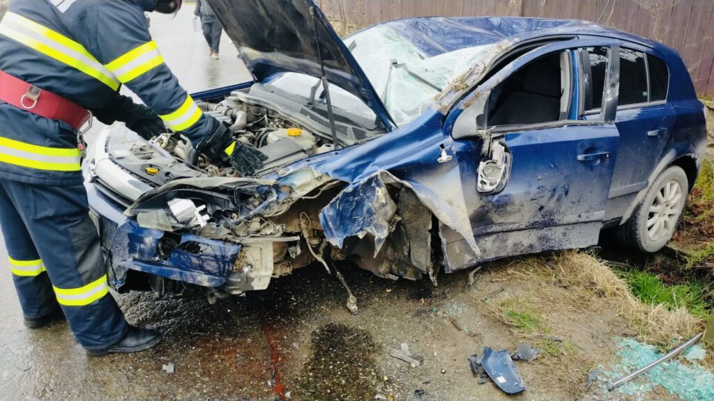 Accident la Coșești: Șoferiță de 21 ani, transportată la spital