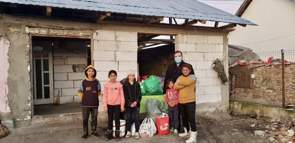 Familie cu cinci copii din Argeș, ajutată să trăiască decent