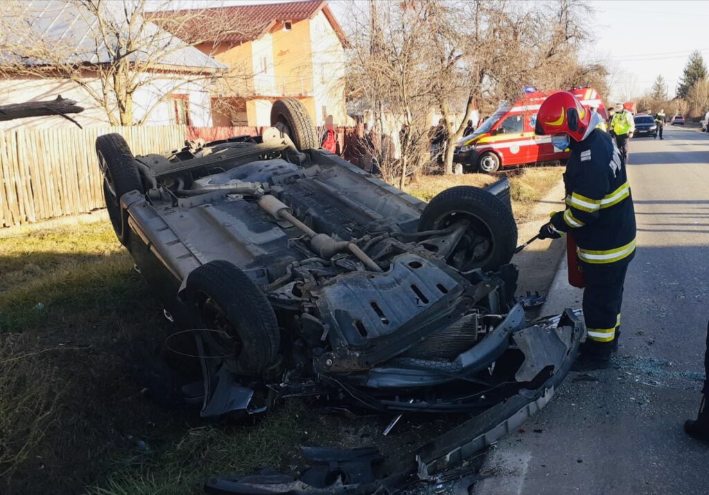 Mașină răsturnată, două victime acum la Călinești