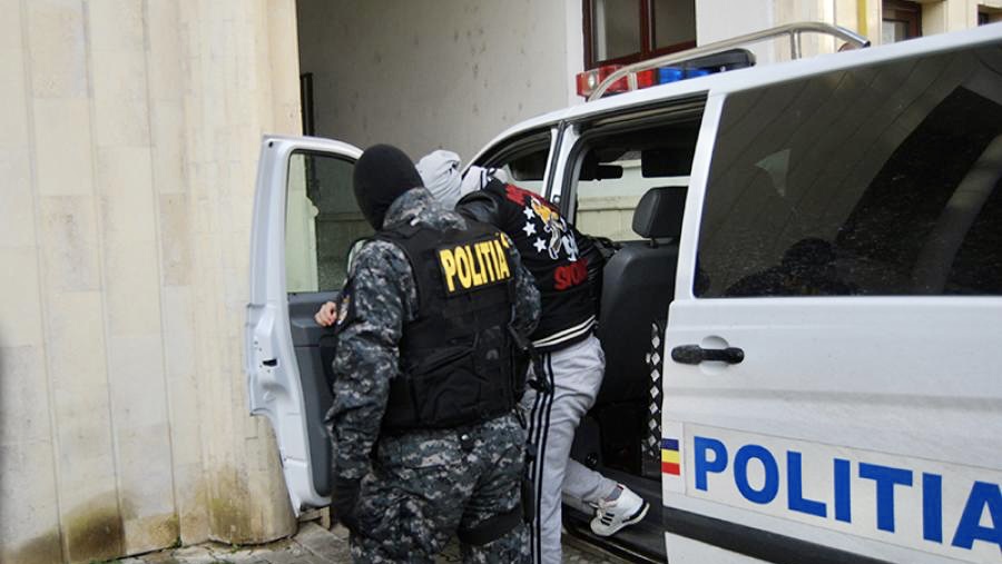 Arestați după ce au tâlhărit mai multe prostituate în Argeș