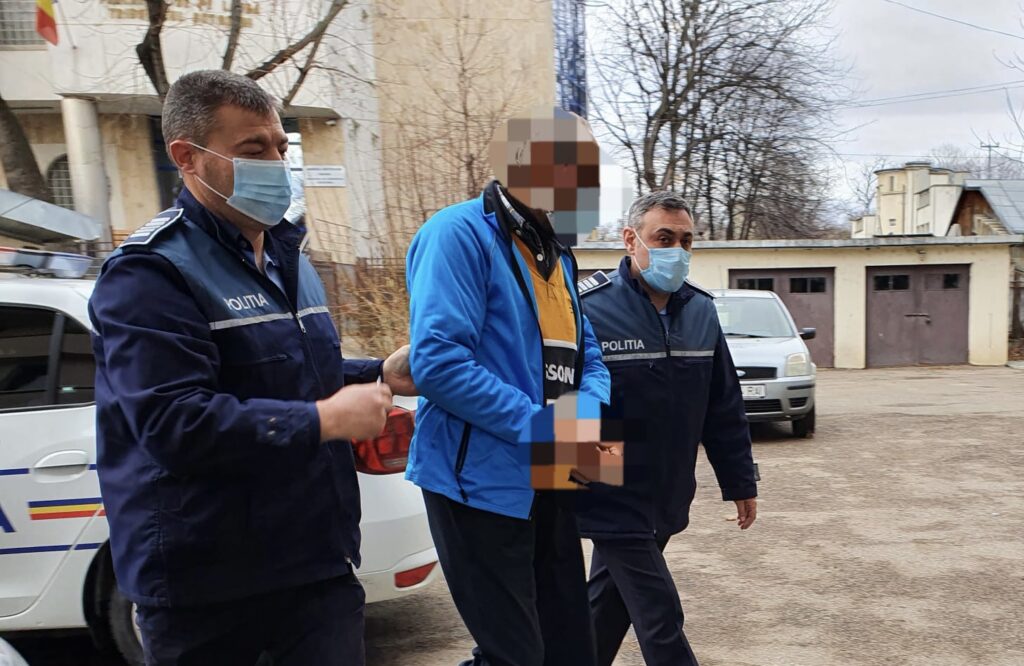 Argeș: Minore atinse în zonele intime de un bărbat de 46 ani