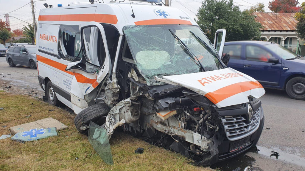 Accident între un autoturism și o ambulanță în Pitești