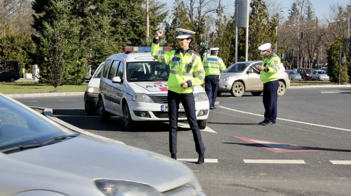 Un șofer a lovit o polițistă care dirija circulația lângă Pitești
