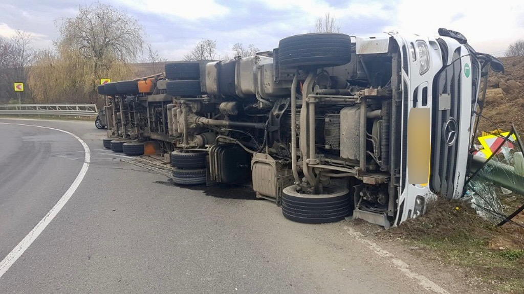 Camion răsturnat în Argeș
