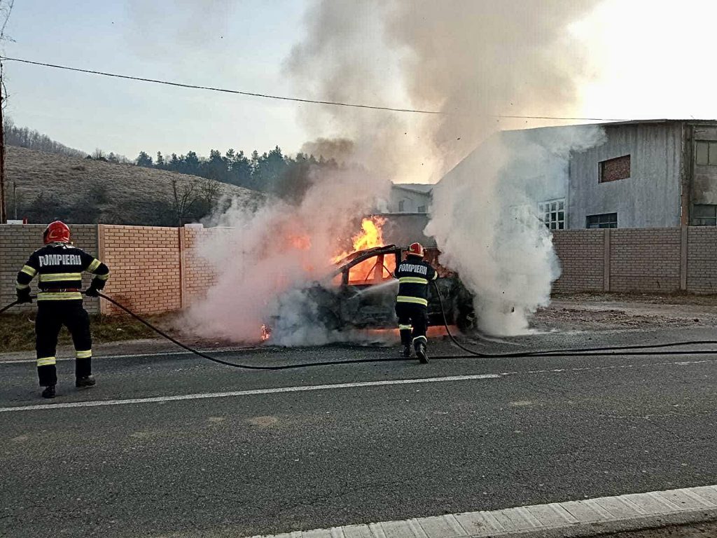 Mașină înghițită de flăcări în Argeș!