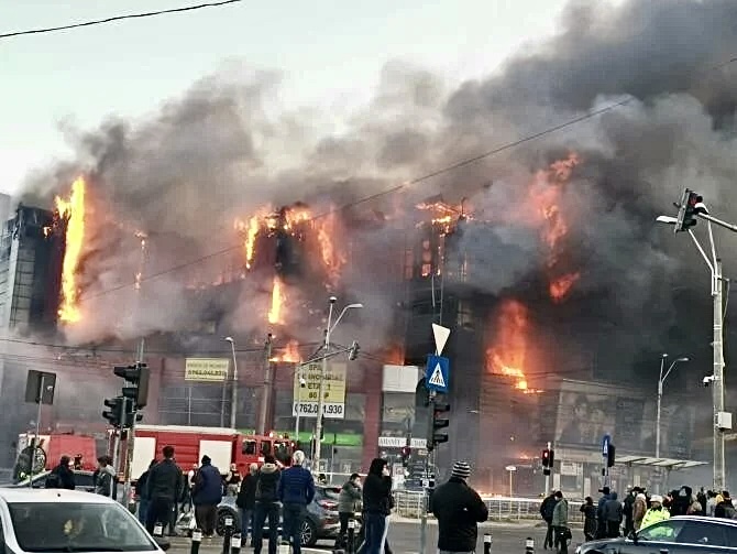 Incendiu infernal, un mall a fost cuprins de flăcări uriașe