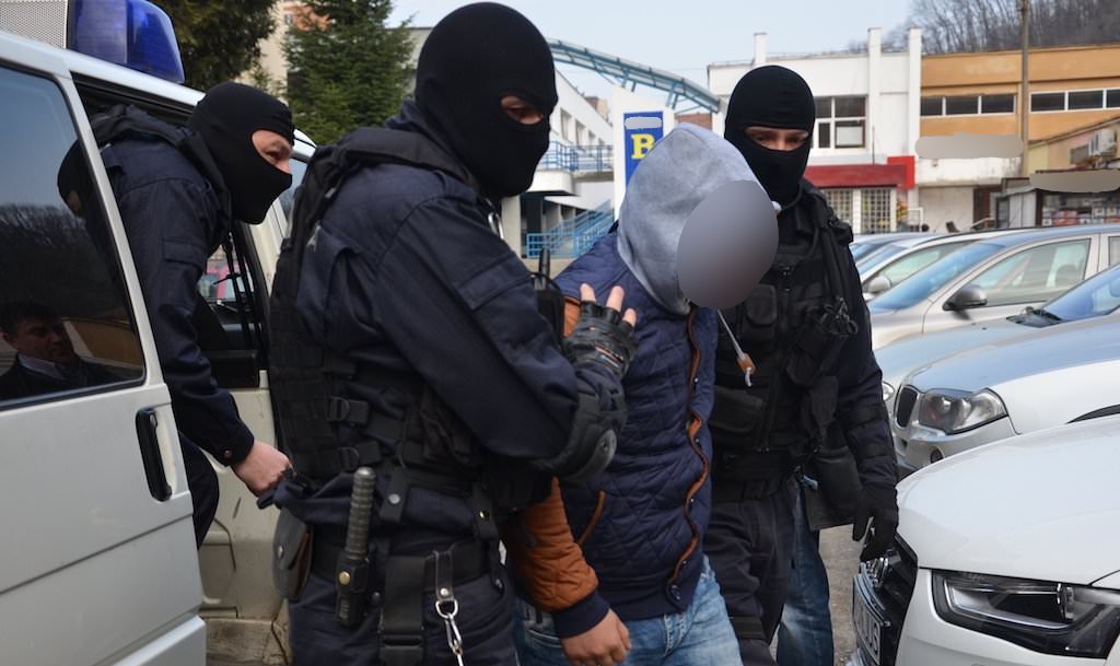Argeș: Polițiștii i-au prins în flagrant delict, trei tineri reținuți