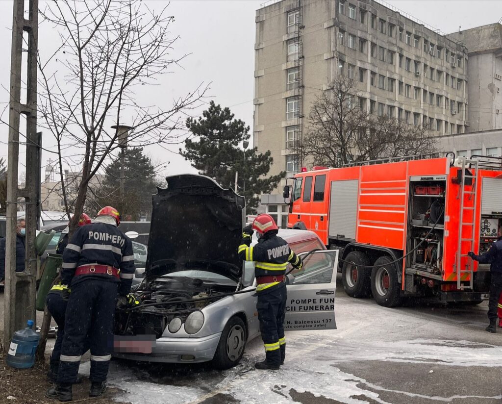 O mașină de la servicii pompe funebre a luat foc în Pitești