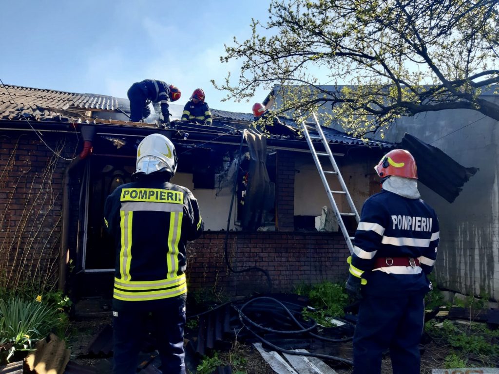 Video: O casă a luat foc în Pitești, pompierii au intervenit urgent!