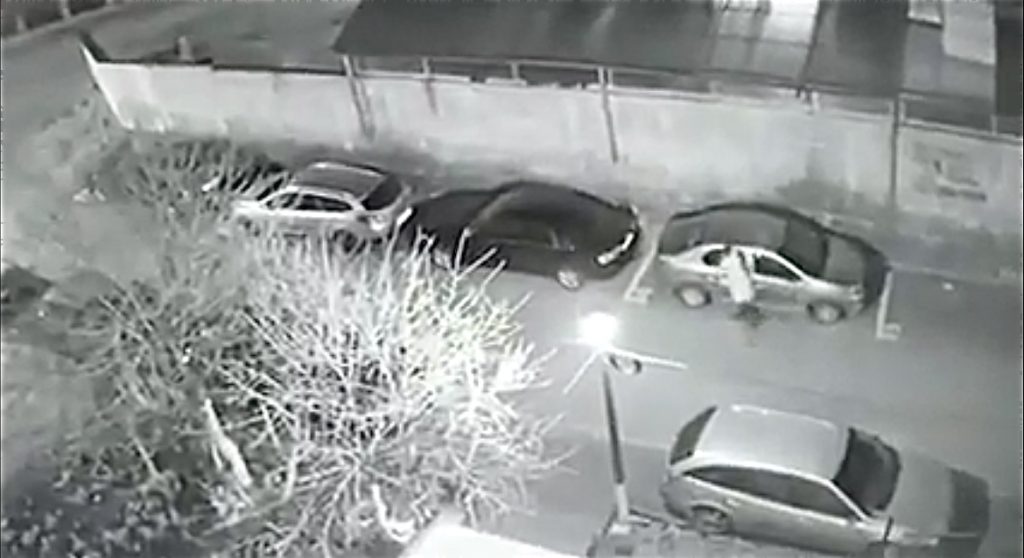 Video incredibil! Doi tineri distrug mașini într-o parcare din Argeș