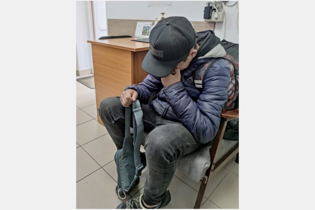 Un elev a dormit pe o bancă în Pitești, familia îl dăduse dispărut!