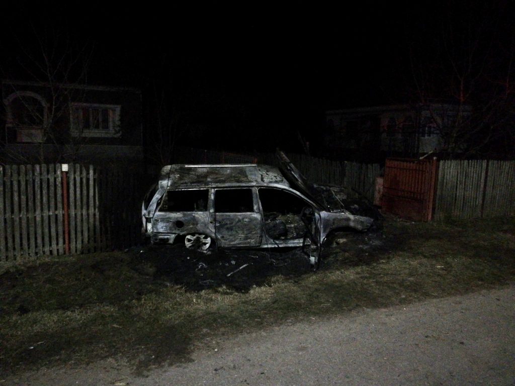 Argeș: S-a lovit cu mașina de un gard și a izbucnit în flăcări