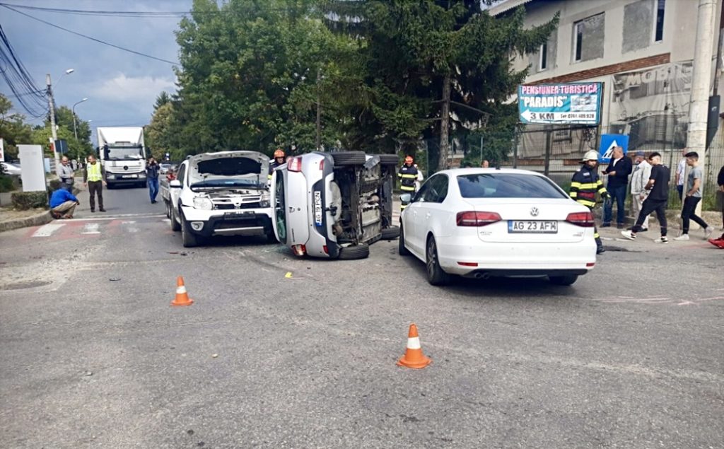 Accident cu trei autoturisme implicate la Curtea de Argeș