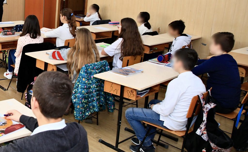 Tichetele sociale pentru elevi au ajuns în 110 școli din Argeș