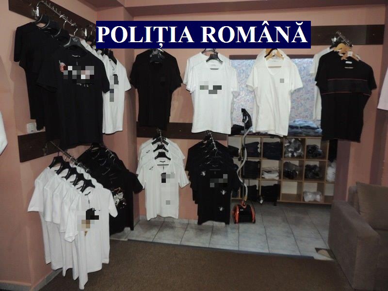 Haine fake într-un magazin din Pitești, prejudiciu de 2.500 euro