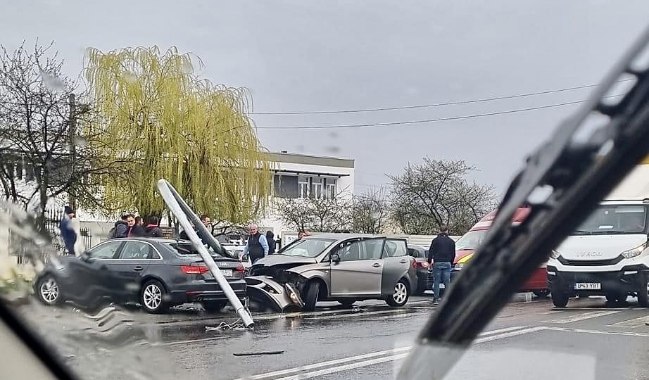 Accident între două autoturisme pe stradă Lânăriei din Pitești
