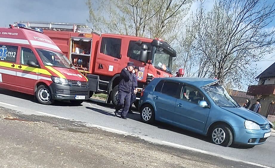 Accident între două mașini și o autospecială ISU în Argeș