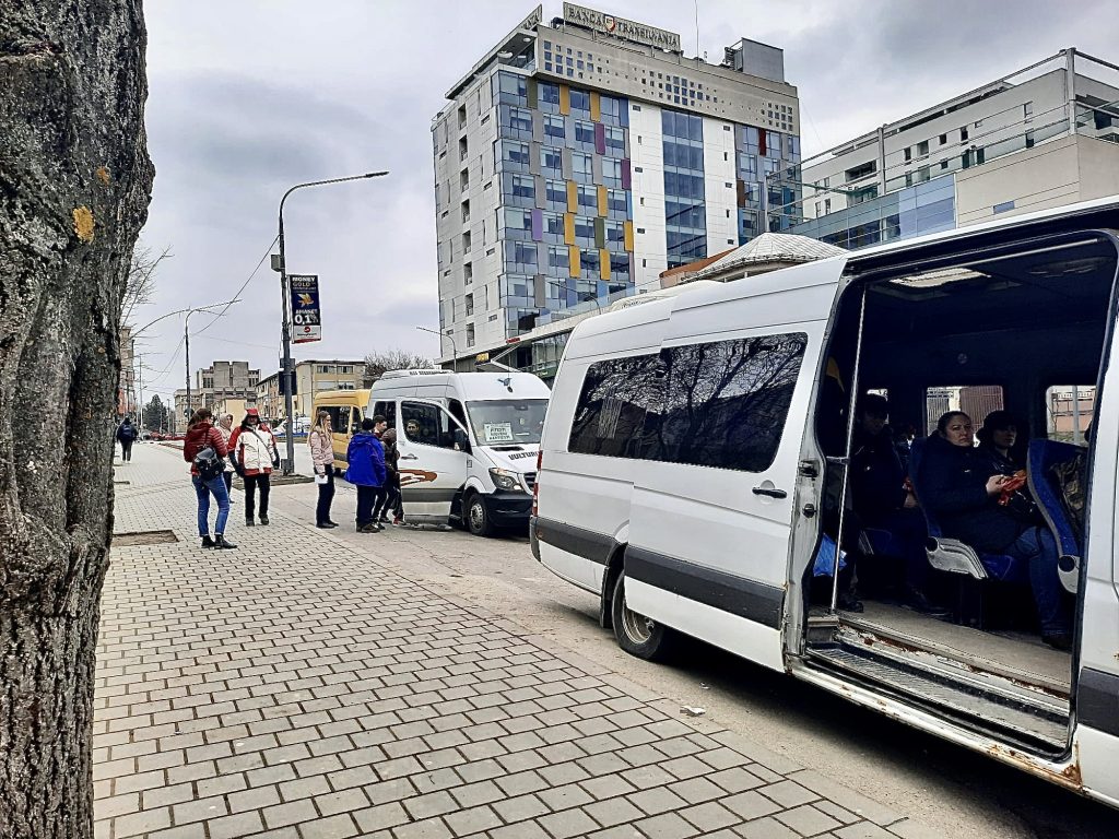 Argeș: Femeie rănită în microbuz după ce șoferul a frânat brusc
