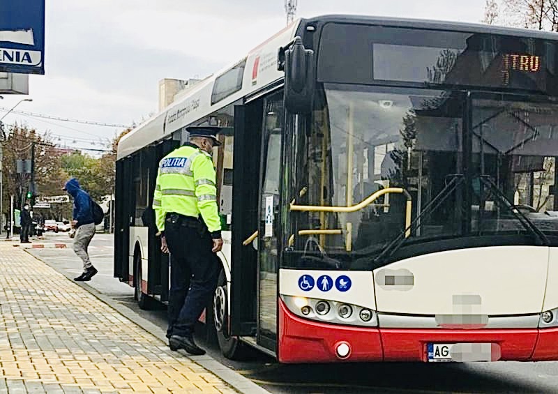 Un bărbat de 43 ani a bătut o fetiță într-un autobuz din Pitești