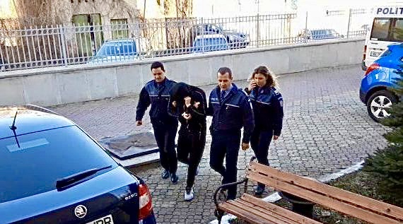 După o ceartă, un puștan din Pitești și-a snopit iubita în bătaie