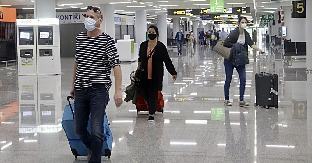 Scăpăm de mască în avioane și aeroporturi
