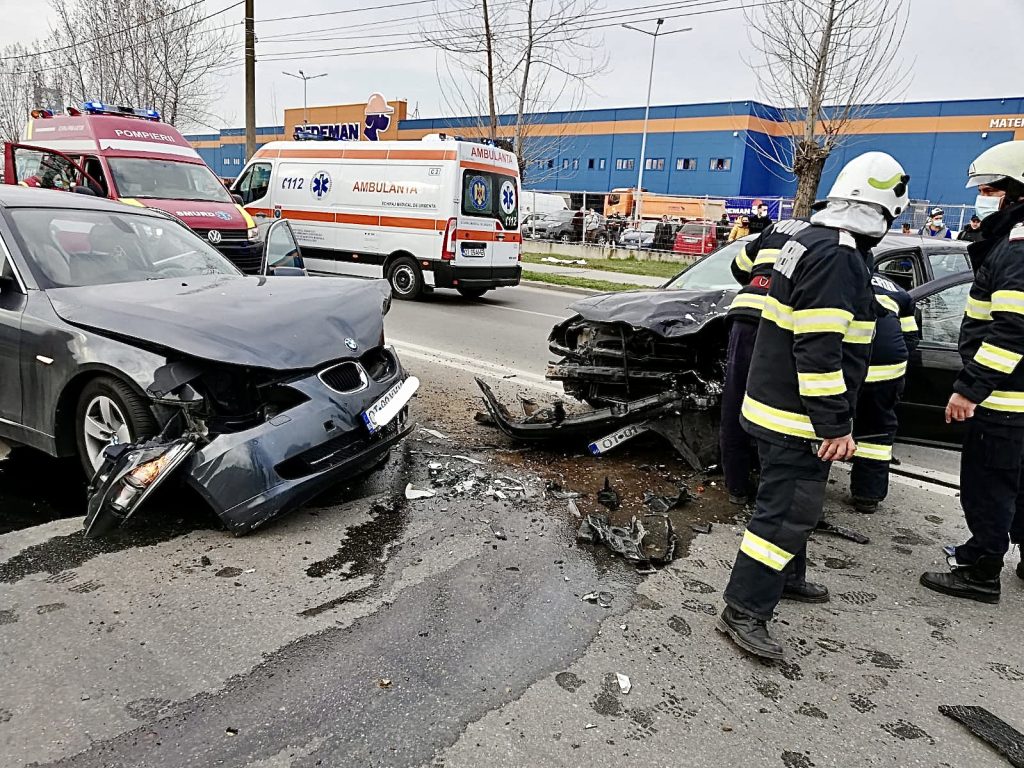 Accident cu două mașini implicate în zona Dedeman Pitești