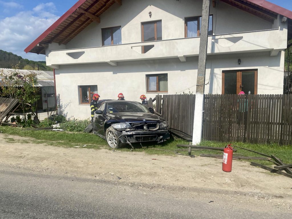Accident cu victimă în Argeș, a intrat cu mașina într-un gard!