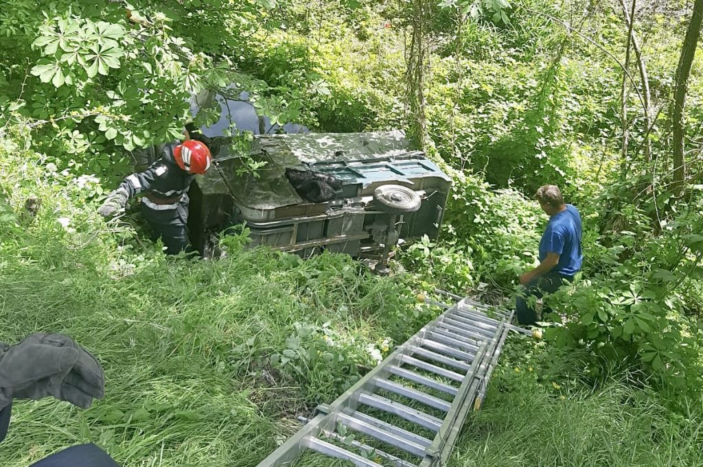 Moped răsturnat la Călinești. Șoferul, transportat la spital!