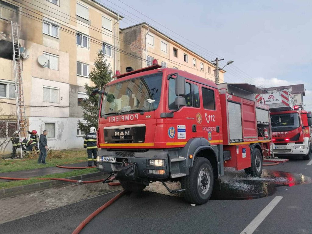 Explozie urmată de incendiu într-un bloc din Argeș