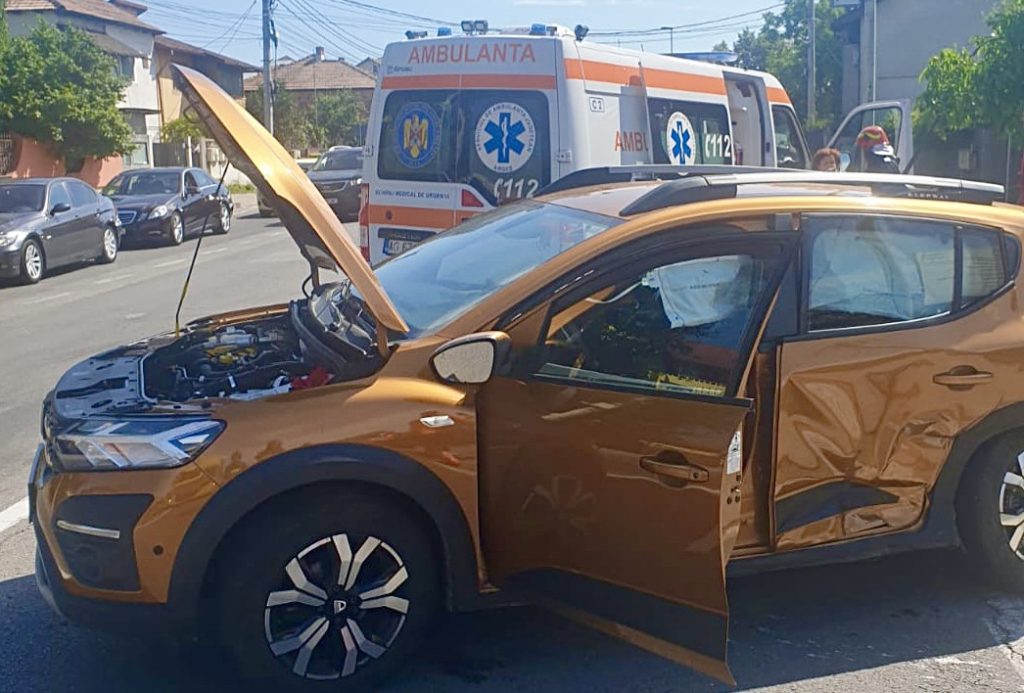 Accident în Argeș, două mașini implicate
