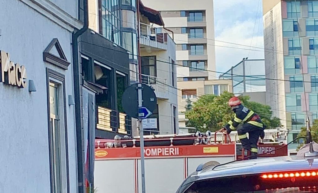 Pompieri au intervenit de urgență la un pub din centrul Piteștiului
