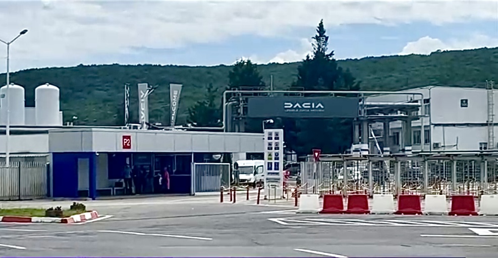 Demisii pe bandă rulantă la Dacia, 26.000 de euro la schimb