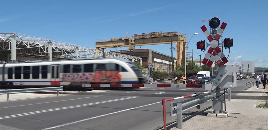 Pitești: Două trenuri InterRegio au trecut cu succes la noua barieră