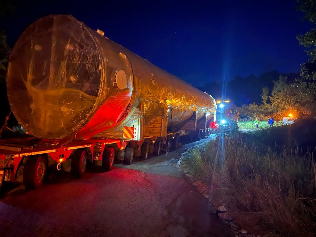 Blocaj pe DN 73C, în Argeș. Un mastodont s-a stricat în drum