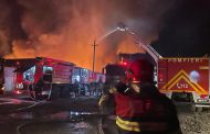 Incendiu lângă Metro Pitești. 12 ore de foc, risc de contaminare