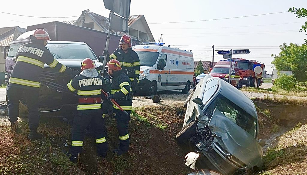 Accident în Argeș, două autoturisme implicate