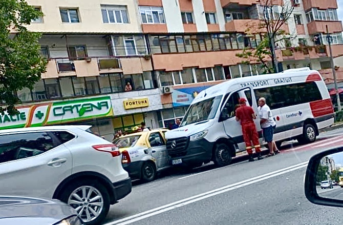 Pitești: Accident între un taxi și un autobuz cu clienți Carrefour