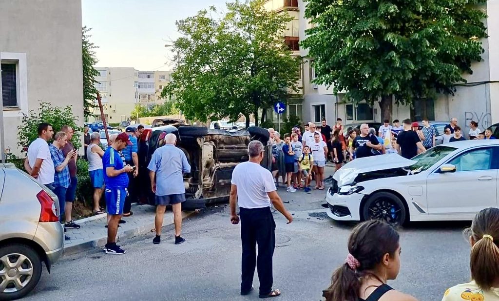 Accident grav în Pitești, o mașină este răsturnată!