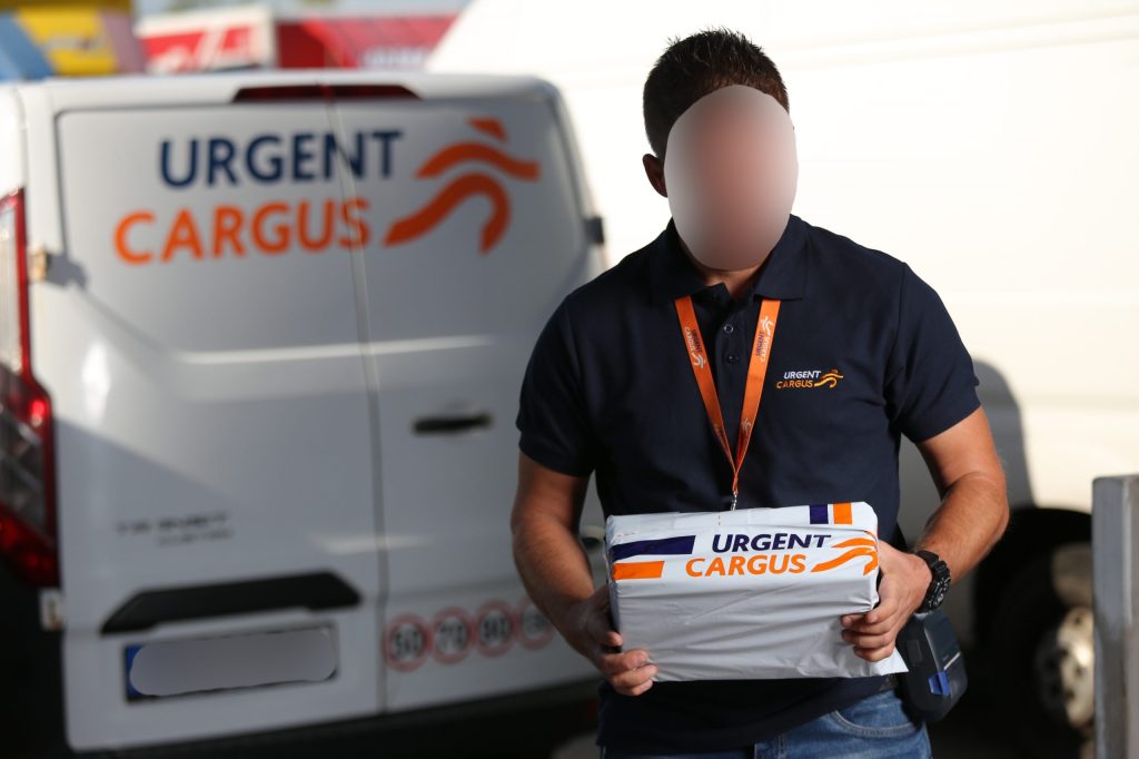 Curier de la Urgent Cargus, cu fața spartă și tâlhărit în Argeș
