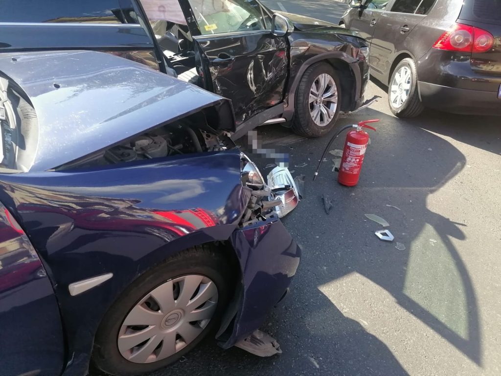 Accident în Pitești, lângă Teatrul Davila. Un șofer a trecut pe roșu