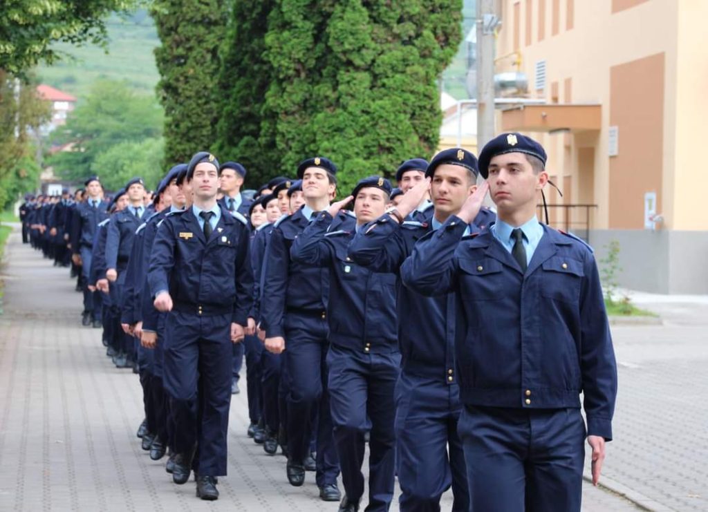 30 de elevi din Argeș, admiși la licee militare