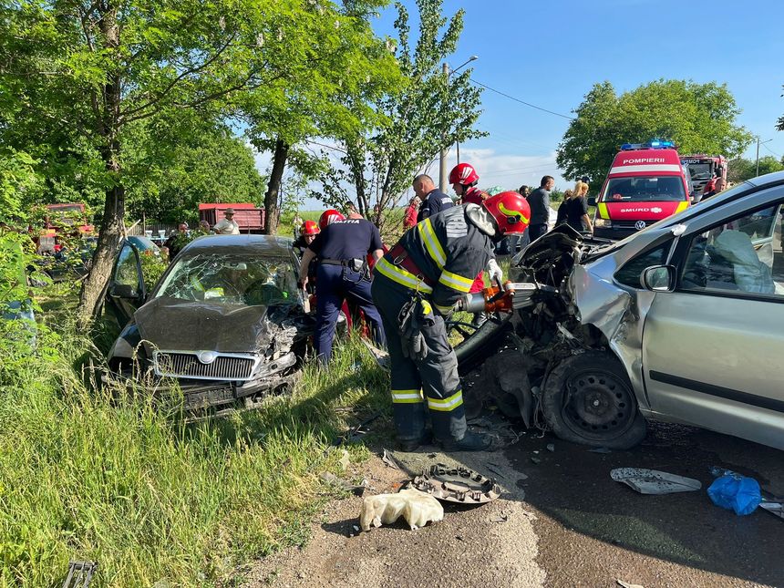 Accident cu trei autoturisme implicate la Drăganu