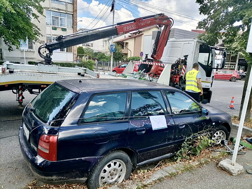 Mașină abandonată în Pitești, ridicată astăzi de polițiștii locali