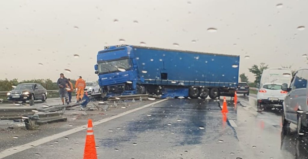 Argeș: Accident pe Autostradă. TIR implicat, circulație blocată