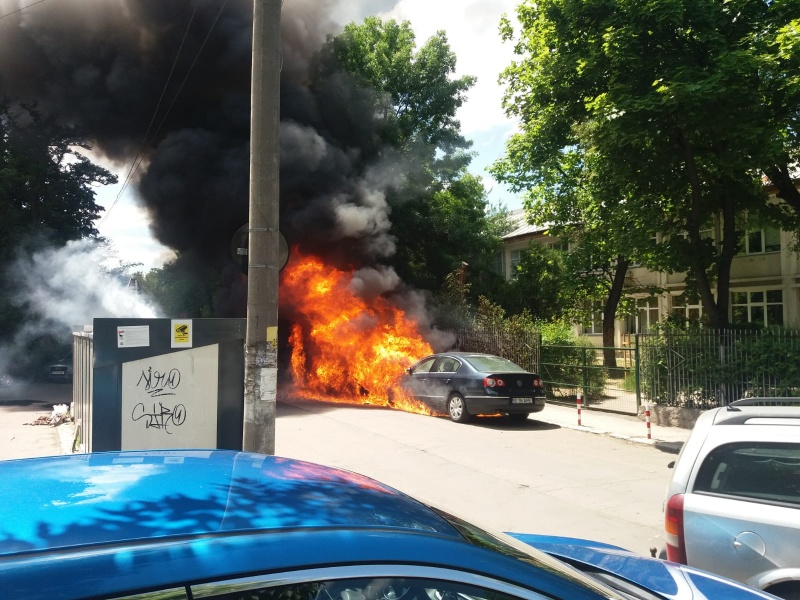 Două mașini au loc foc, acum, în Pitești